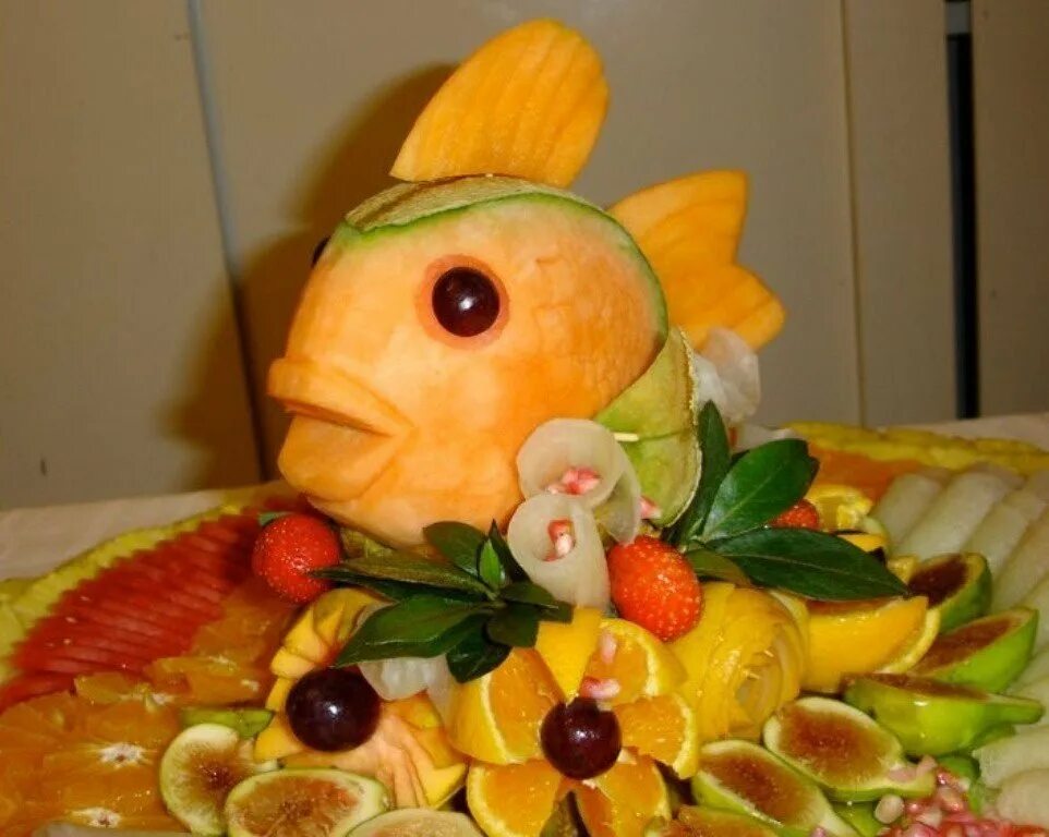 Фруктовая рыба. Рыбки из овощей и фруктов. Рыбка из фруктов. Золотая рыбка из овощей и фруктов. Рыба из овощей Карвинг.
