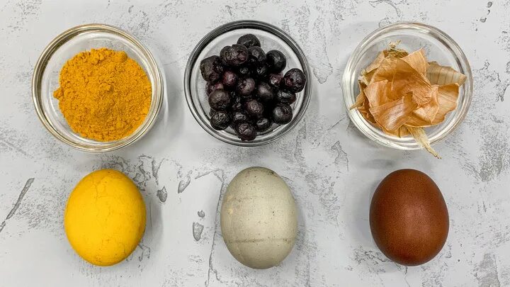 Окрашивание яиц с помощью кофе. Апельсин для окрашивания яиц. Покрасить яйца в желто коричневых. Окрашивание яиц шафраном. Яйца без красителей