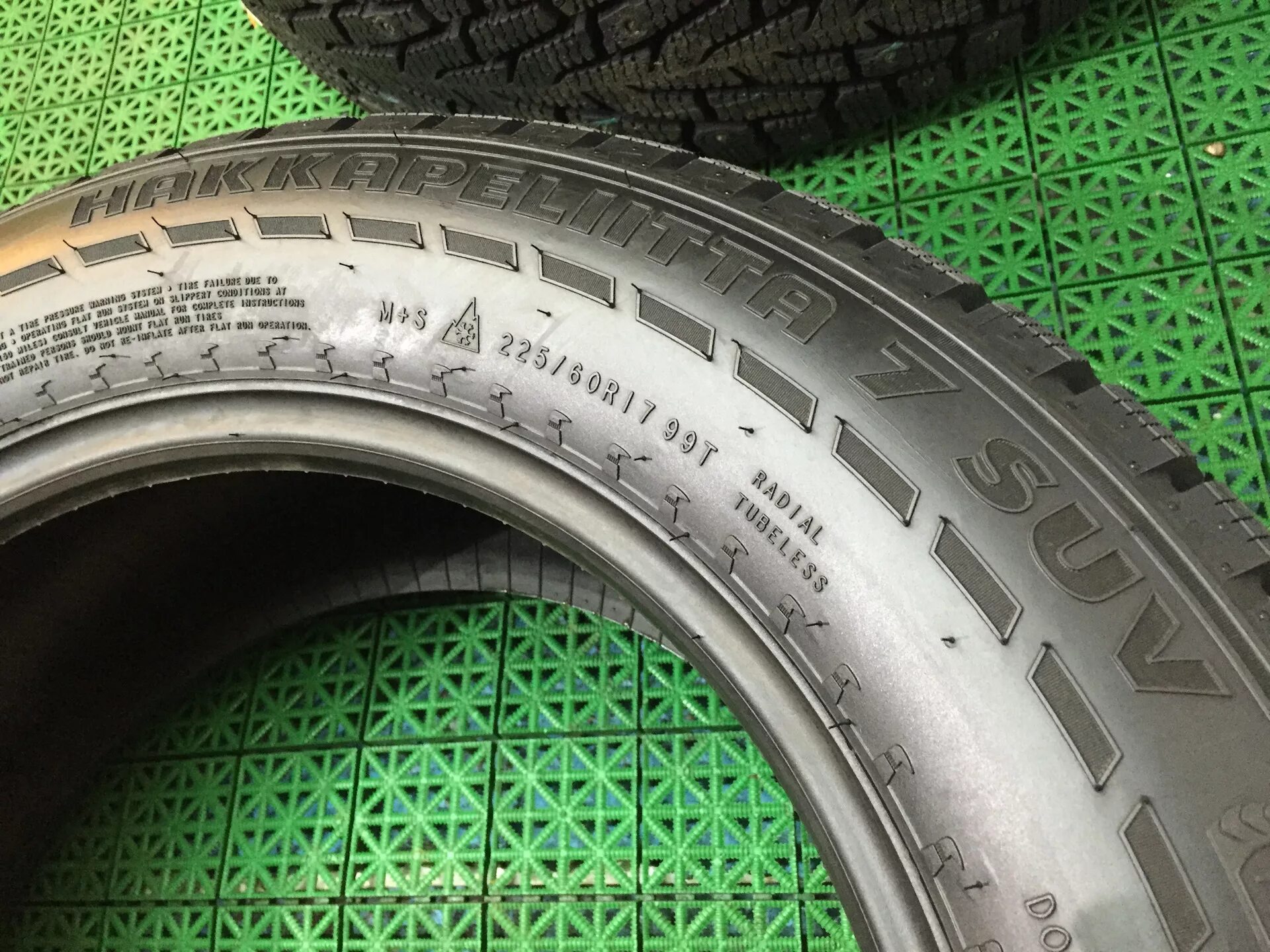 Nokian suv 225 60 r17. Нокиан 225-60-17. Hakkapeliitta 7 RUNFLAT. 225/60 R17 Нокиан 7. Nokian Tyres Hakkapeliitta 7 SUV 225/60 r17.