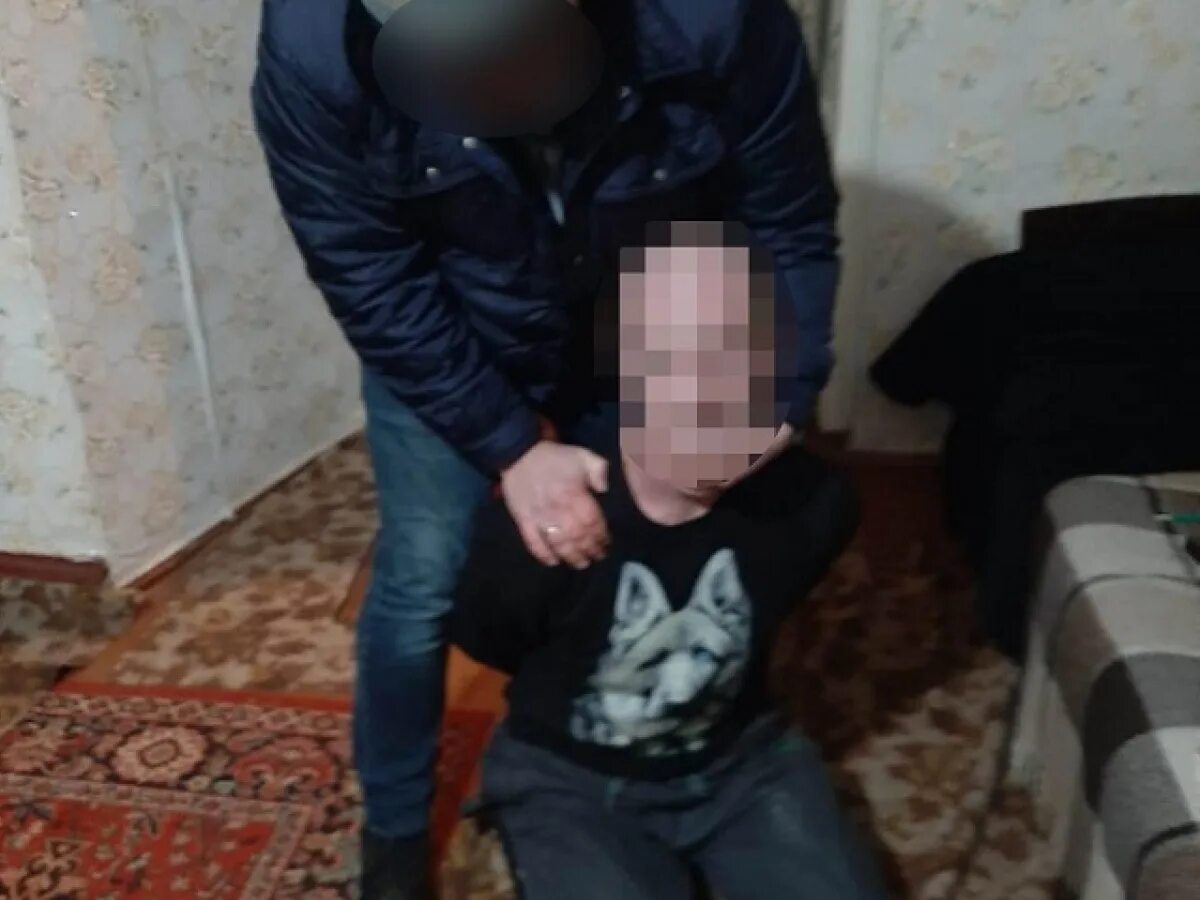 Похитил девушку и насиловал