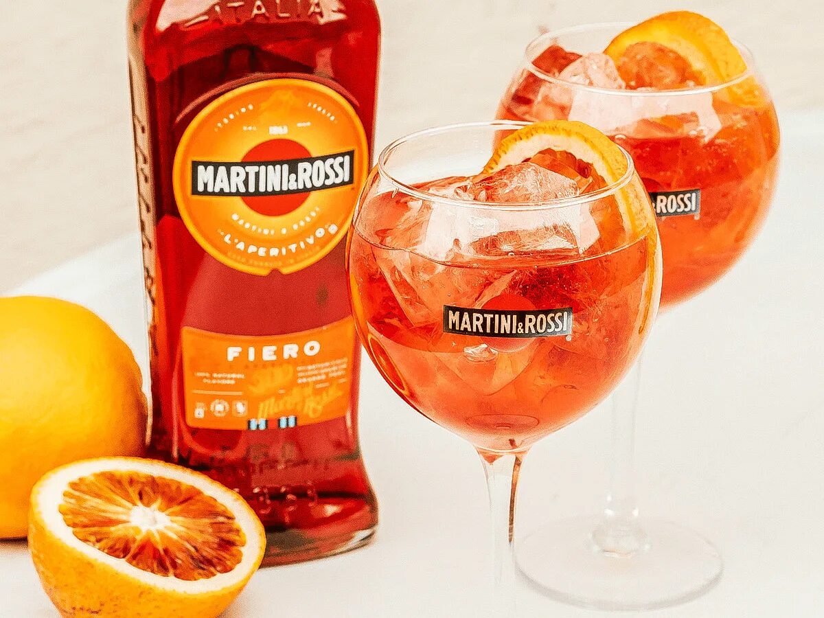 Martini fiero tonic. Апероль и мартини фиеро. Апероль сауэр (aperol sour). Аперитив апероль. Коктейль апероль шприц с мартини.
