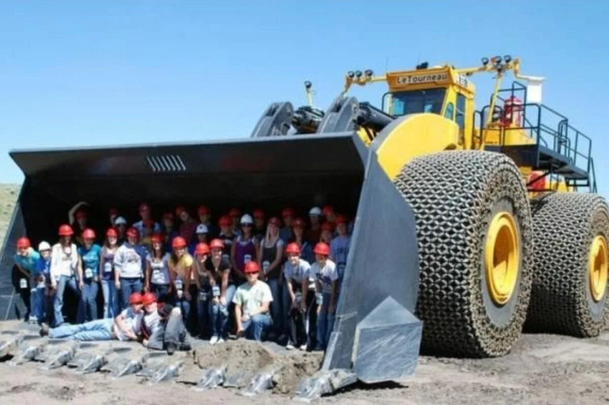 Большая машина трактор. Фронтальный погрузчик Letourneau l 2350. Фронтальный погрузчик «Letourneau» (Леторно) l-2350. Самый большой погрузчик в мире Letourneau l2350. Letourneau l-2350 самый большой погрузчик.