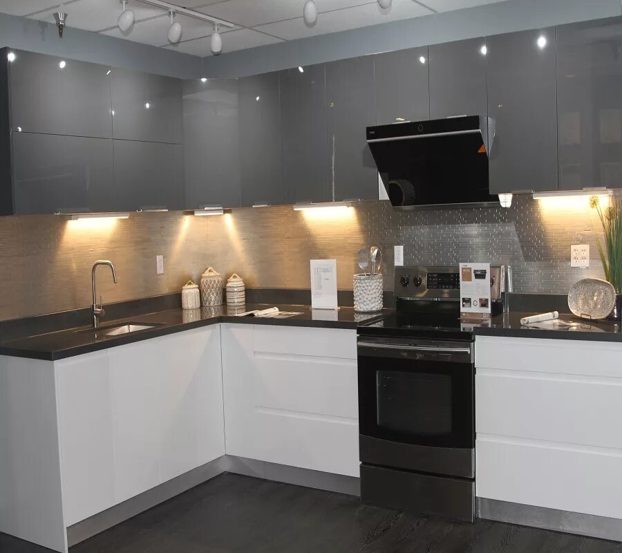 акриловые фасады для кухни. кухня акрил чем лучше. акриловые фасады для кухни. кухни из акрила. стильные кухни юрио.