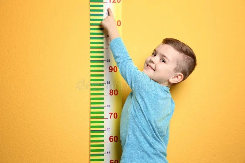 Низкий рост мальчика в год. Измерить рост. Измерение роста ребенка. Ребенок измеряет рост. Мальчик измеряет рост.