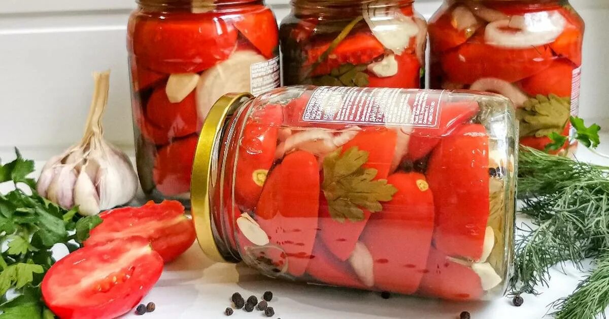 Перец маринованный с томатами на зиму. Помидоры по польски. острые помидоры на зиму дольками. маринованные помидоры с перцем болгарским на зиму. томаты с перцем маринованные.