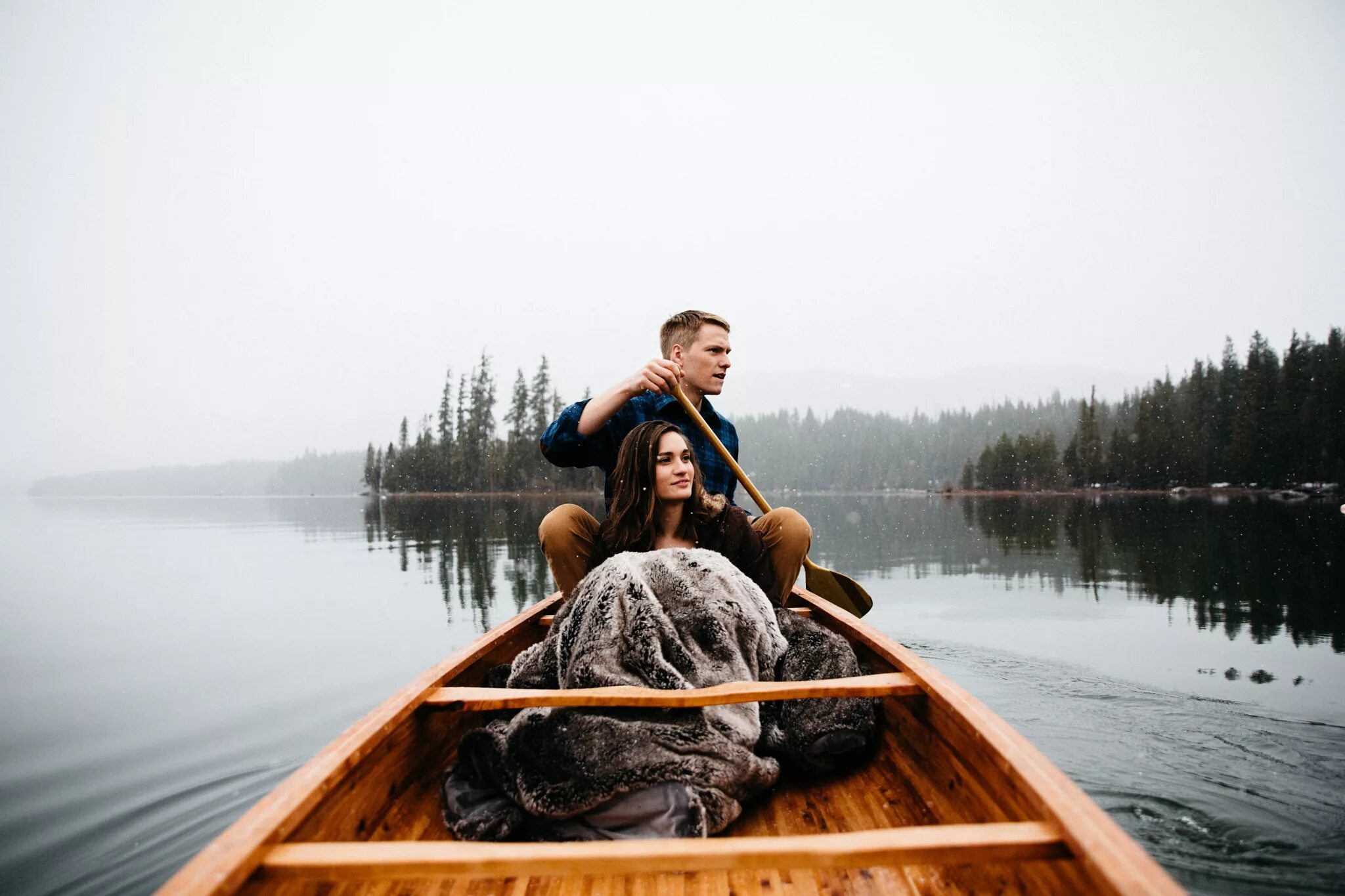 Человек в лодке. Человек в лодке на озере. Фотосессия в лодке. Мужчина в лодке.