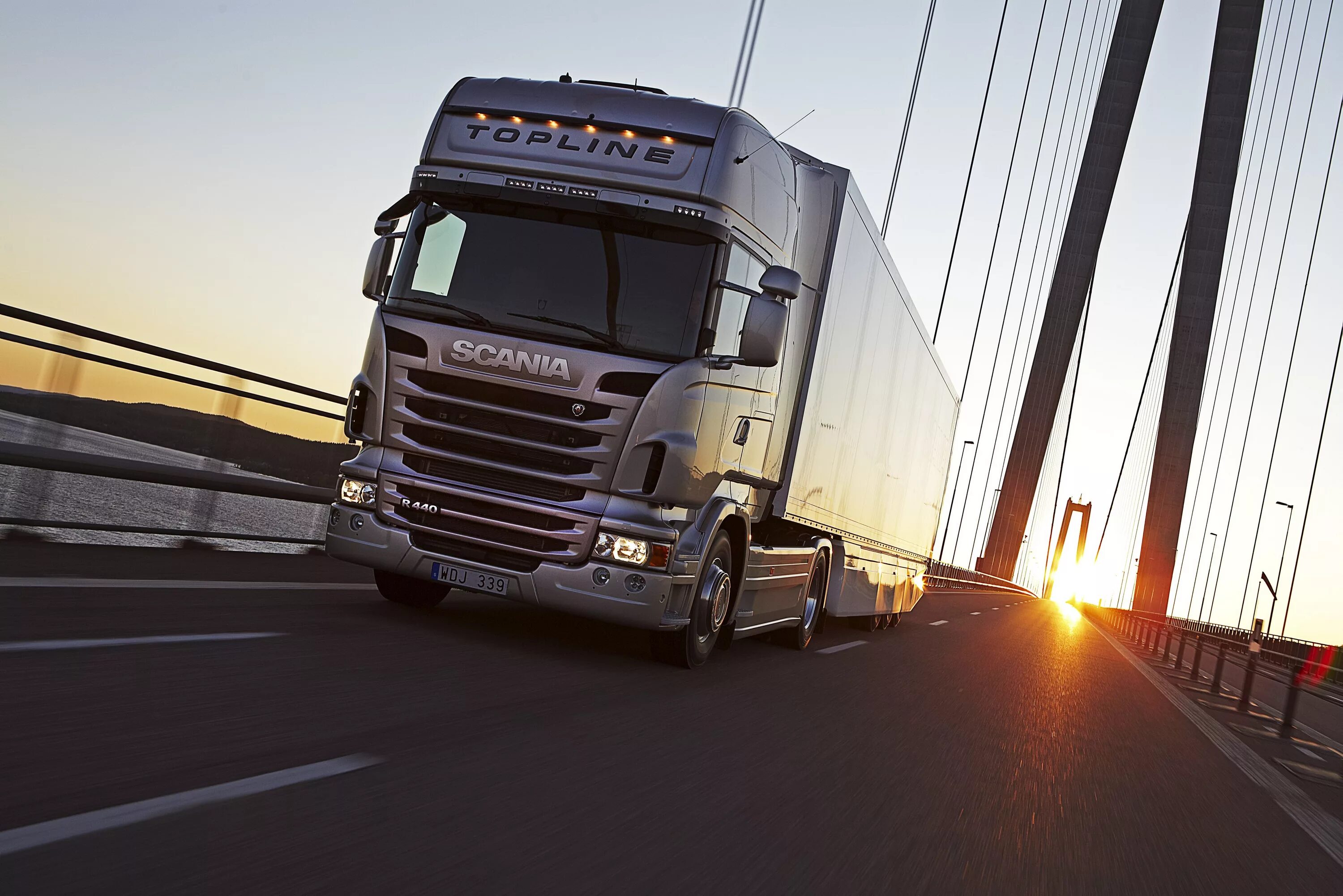 Скания дорога. Scania r520 streamline. Грузовик на фоне гор. Скания фура g 400. Грузовики скания красная.