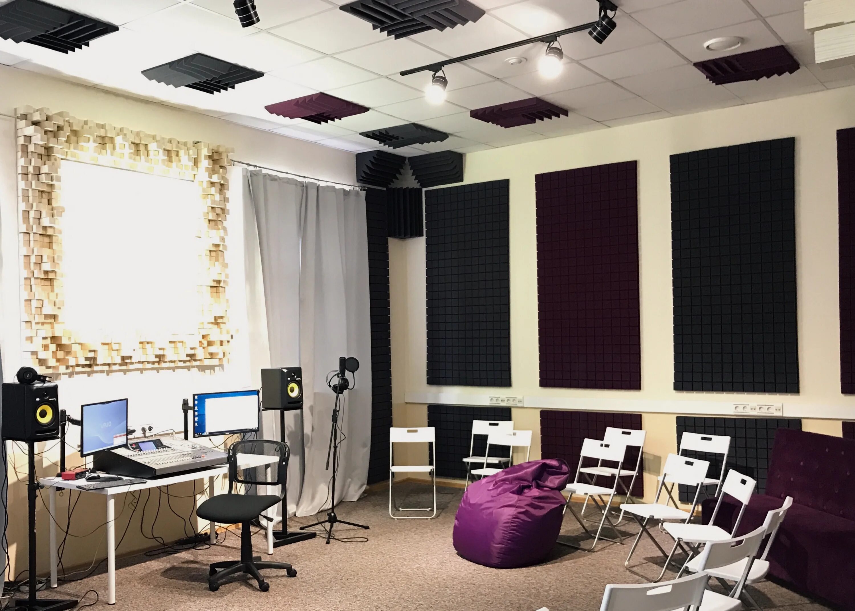 комната для съемок. клиенты фотостудии. студия услуг. веб сайт салона красоты. профессиональная звукозаписывающая студия.