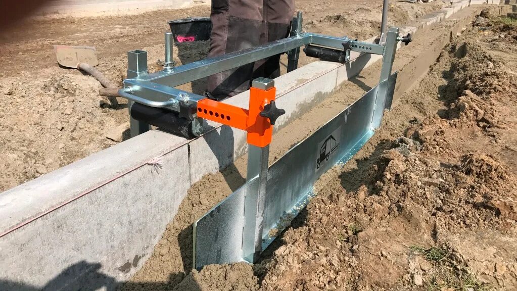 Опалубка для грядок. Опалубка для бордюра из досок. Опалубка для дорожки на даче. Опалубка из бордюра. Опалубка для бортового камня.