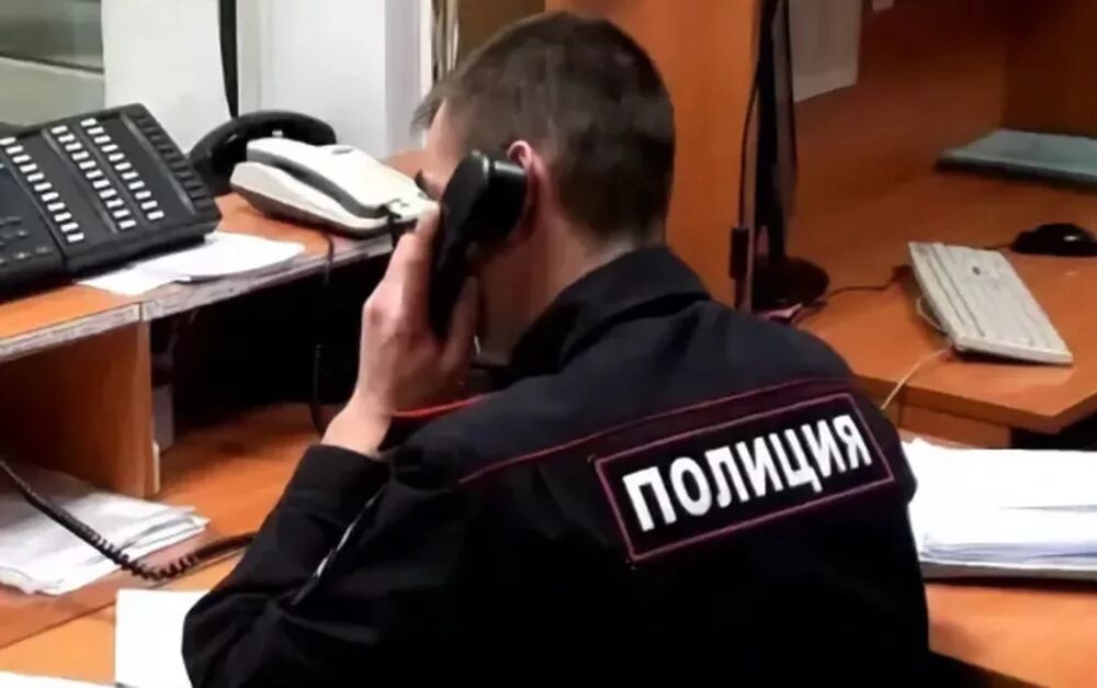 Звоните в полицию содержание чем закончится. Человек звонит в полицию картинка.