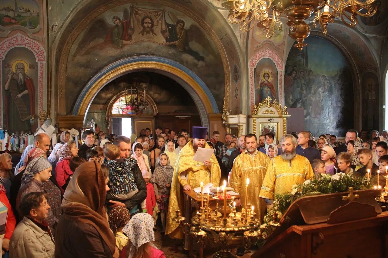 Молебен. Молебен фото. Священник Михаил Калачиков. Большом молебен.