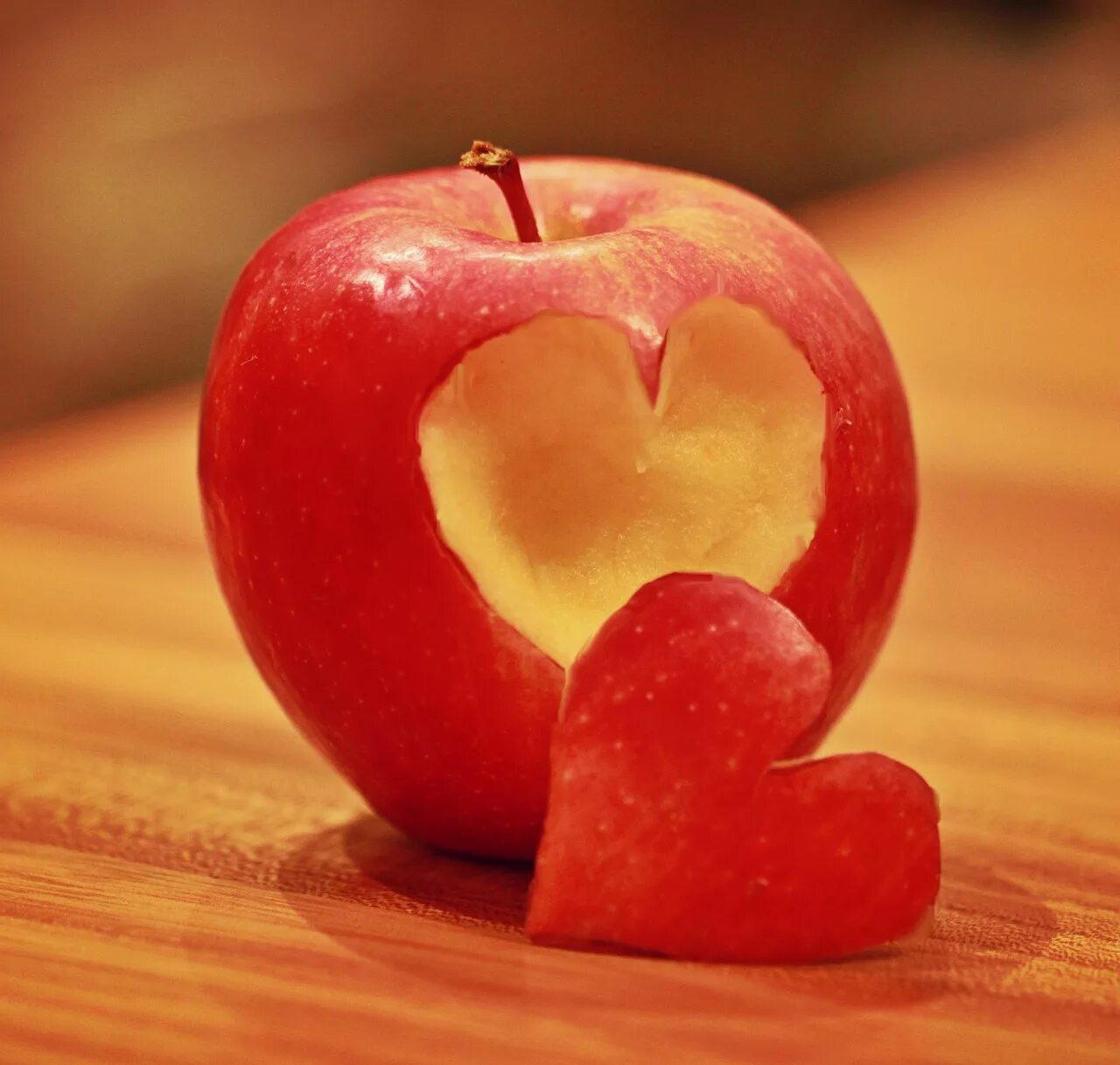 Сердце из яблок. Необычные сердечки. Яблоко в виде сердца. Яблоко с сердечком. Фруктовые сердца