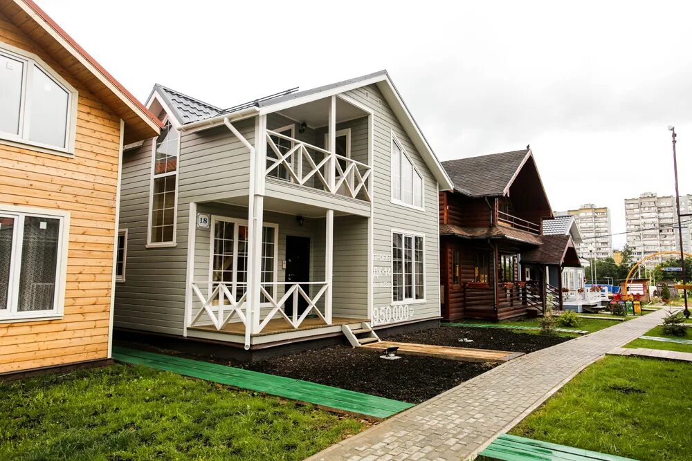 дом синего цвета. выставка домов. зодчий тула выставочная площадка. выставка домов в москве 2024. проекты выставочных домов.