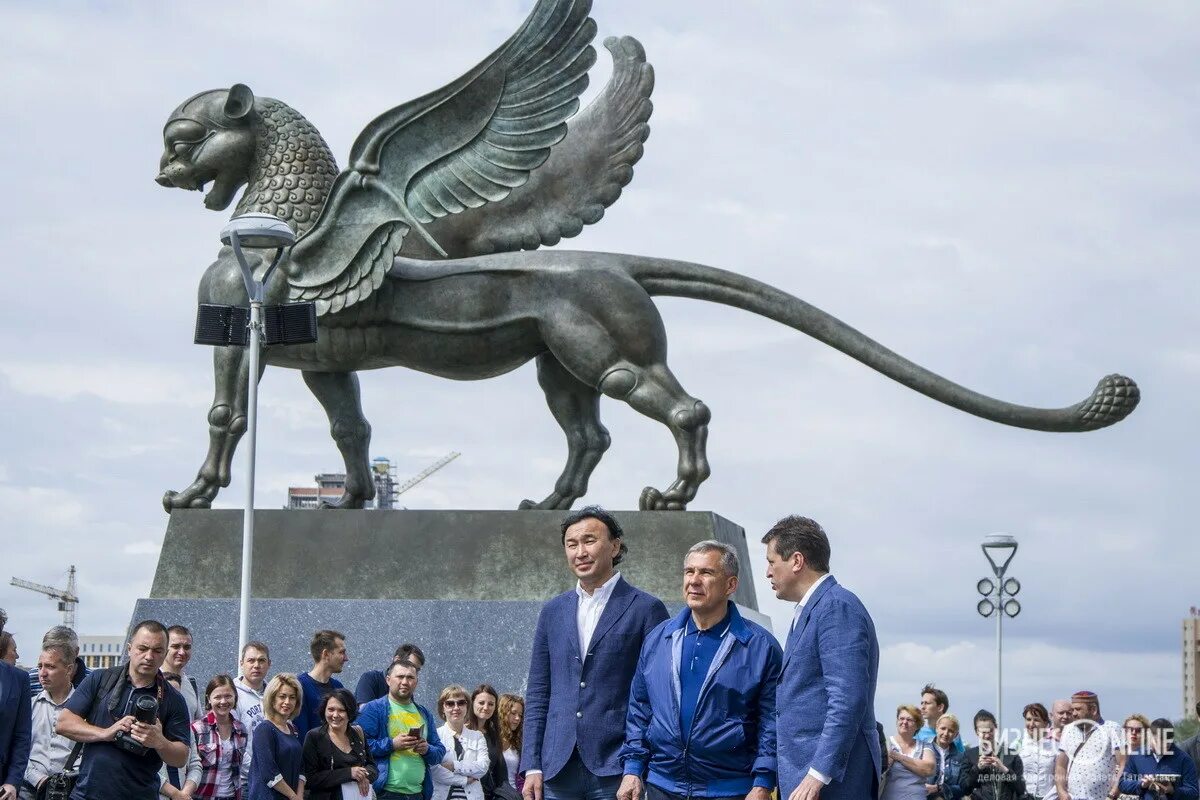 Легендарные фигуры. Альметьевск скульптура Даши Намдакова. Каракуз скульптура Альметьевск. Скульптора Даши Намдакова в Альметьевске. Скульптор Даши Намдаков Казань.