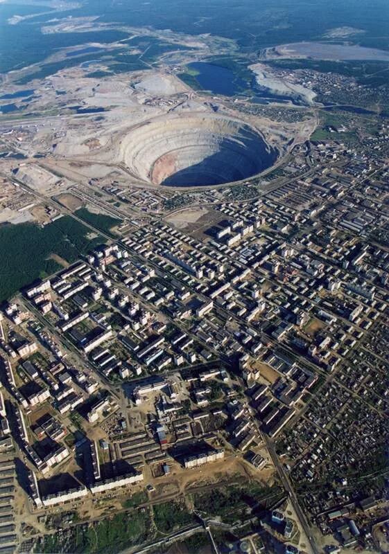 Алмазный карьер МИР в Якутии. 17 миллиардов долларов в воронке глубиной 525 метр