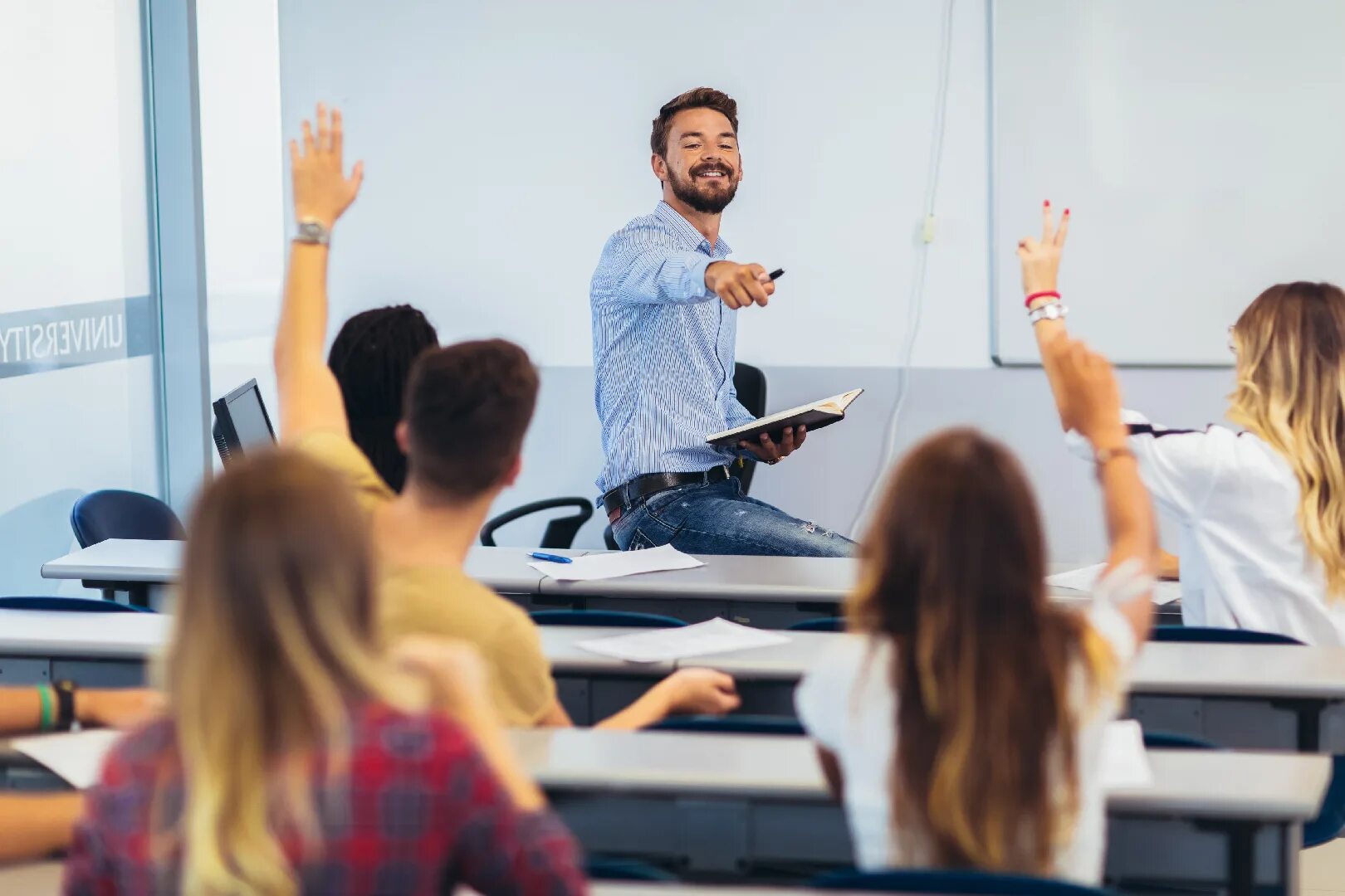 Учитель во время спора. Преподаватель и студент. педагог и студент. учитель и студенты. воспитание студентов.