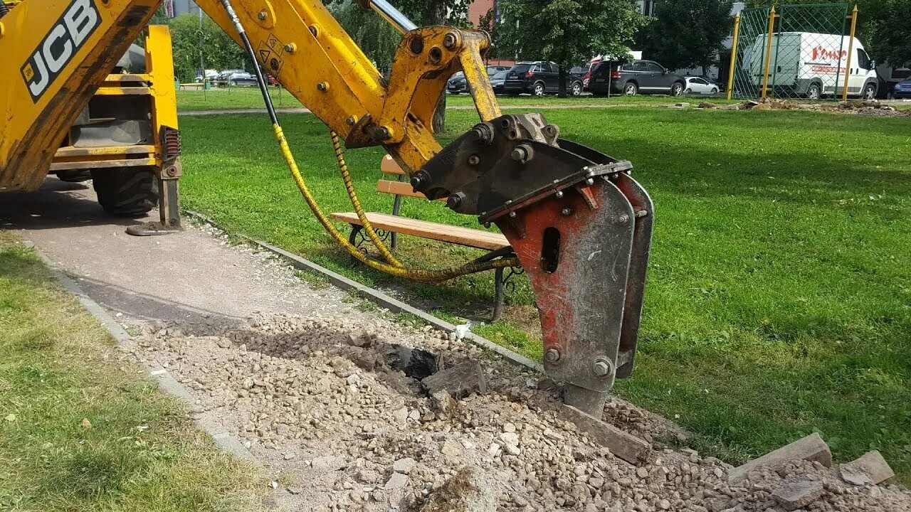 копка котлована. копка котлована. срезка грунта слоя jcb 3cx. срезка растительного грунта бульдозером. демонтаж грунта.