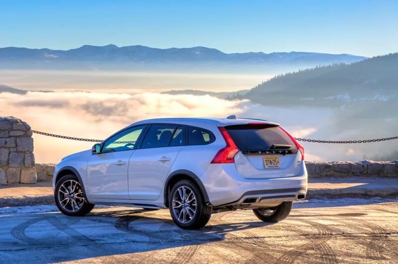 Седаны с высоким клиренсом. Volvo v60 Cross Country 2015. Volvo v60 Cross Country Red. Вольво в60 кросс Кантри. Volvo v60 Cross Country i.