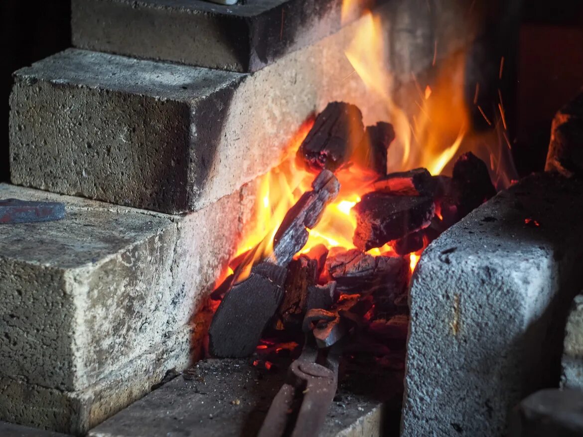 Уголь для кузни. Угли в горне. Уголь для ковки. Уголь древесный для кузницы.