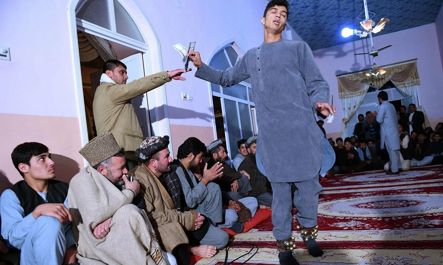 Что такое бача бази в таджикистане. Афганистан мальчики бача бази. Бача-бази в Афганистане. Танцующие мальчики в Афганистане бача бази. Бача бази Верещагин.