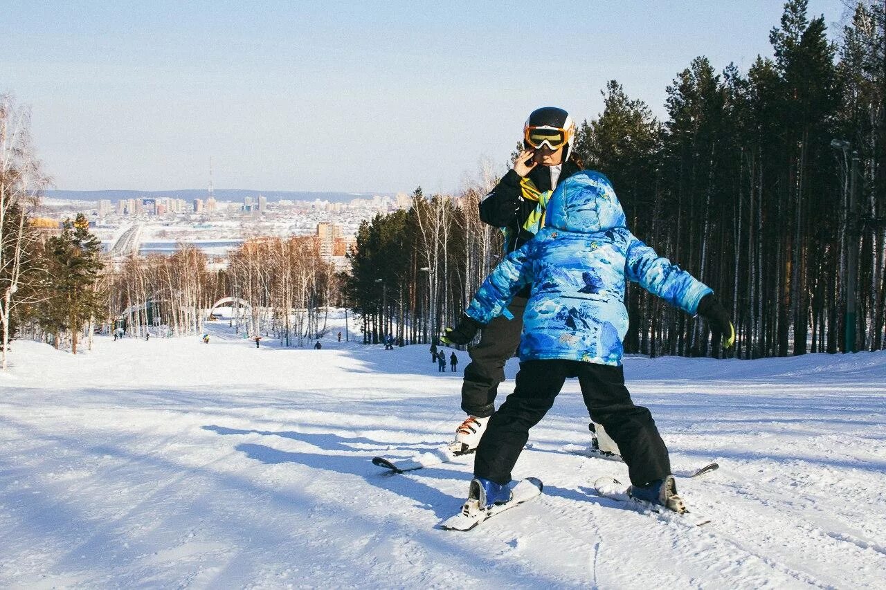 Академгородок лыжи. Академгородок горнолыжка томск. горнолыжка академгородок иркутск. лыжная база иркутск академгородок. академгородок томск лыжная трасса.