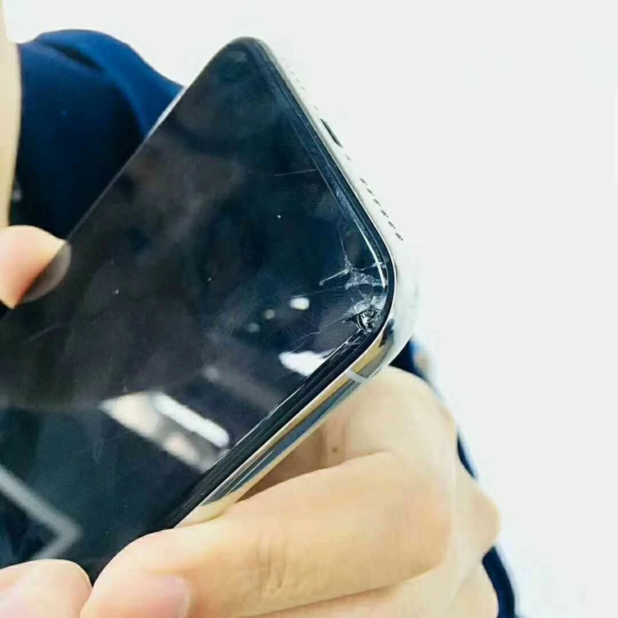 Восстановленный айфон. Восстановленный айфон внутри. Smashing my iphone XS.