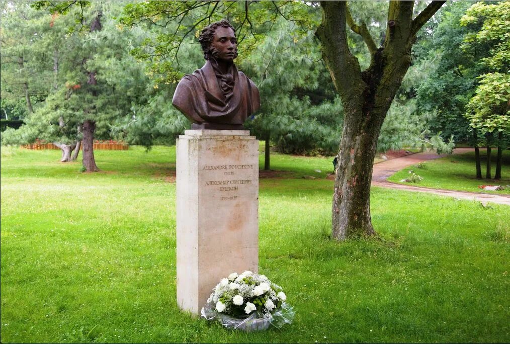 Памятник а. Драматический театр памятник пушкину. Бюст пушкину в париже. Памятник пушкину в буденновске. Памятники буденновска доклад.