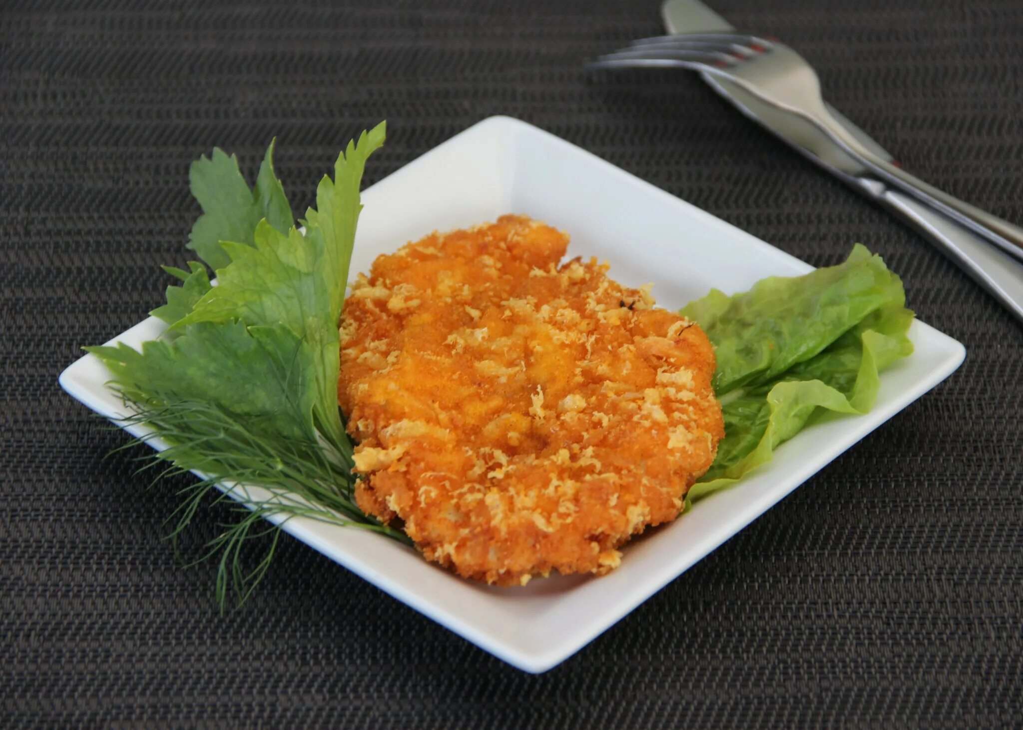 Куриное филе в сырной. Куриное филе в сырной корочке. куриное филе в сырной панировке. куриные отбивные в сырной корочке. шницель в сырной корочке.