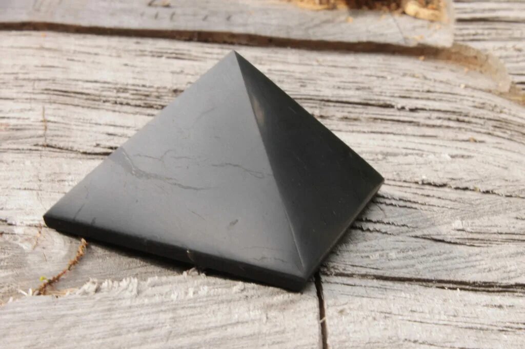 Шунгит камень пирамида. Пирамида шунгит 60мм. Шунгит пластины. Пирамида шунгит, 5 см. Пирамидка из шунгита.