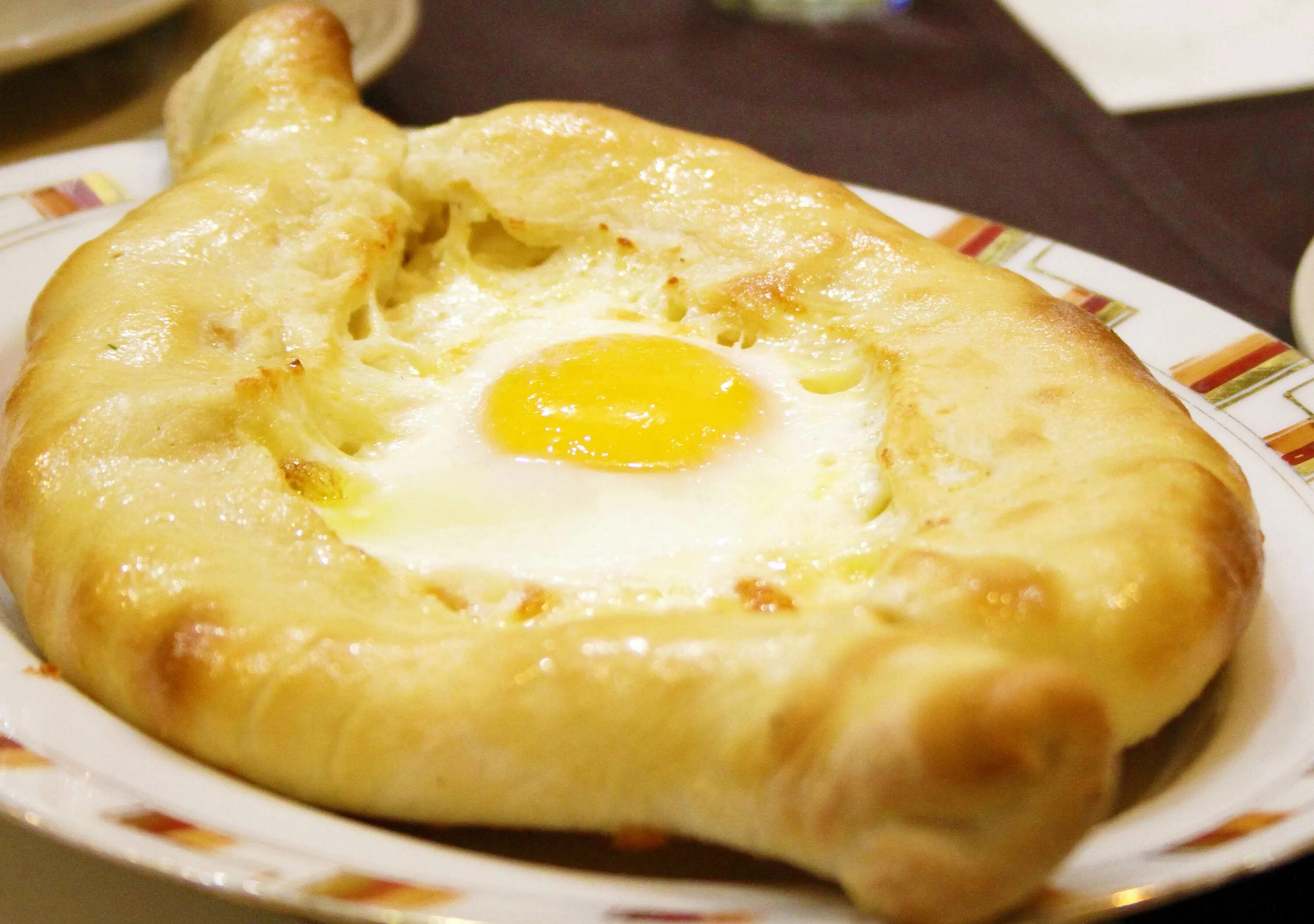 Хачапури лодочкой из дрожжевого теста. Аджарский хачапури. Acharuli Khachapuri. Хачапури Имерули. Хачапури пеновани.