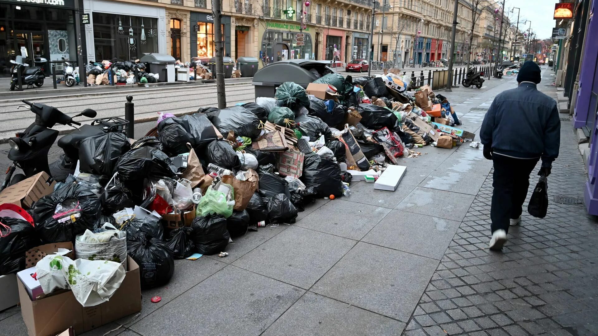 Бомжи в париже. Забастовка мусорщиков в Неаполе. Забастовка мусорщиков в Нью-Йорке.