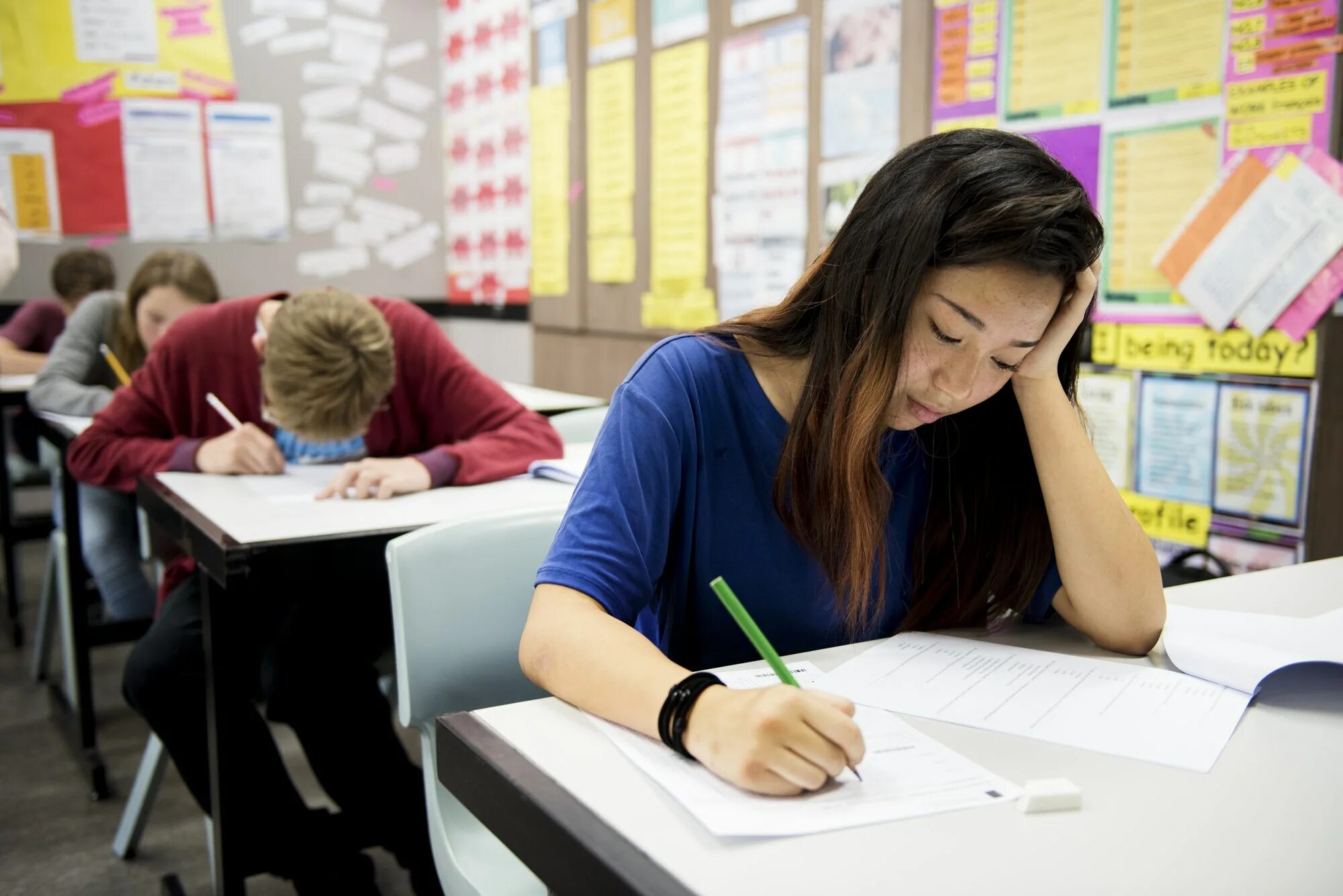 Examination student. Студент на экзамене. Экзамен тестирование. Письменный экзамен. Студент готовится к экзамену.