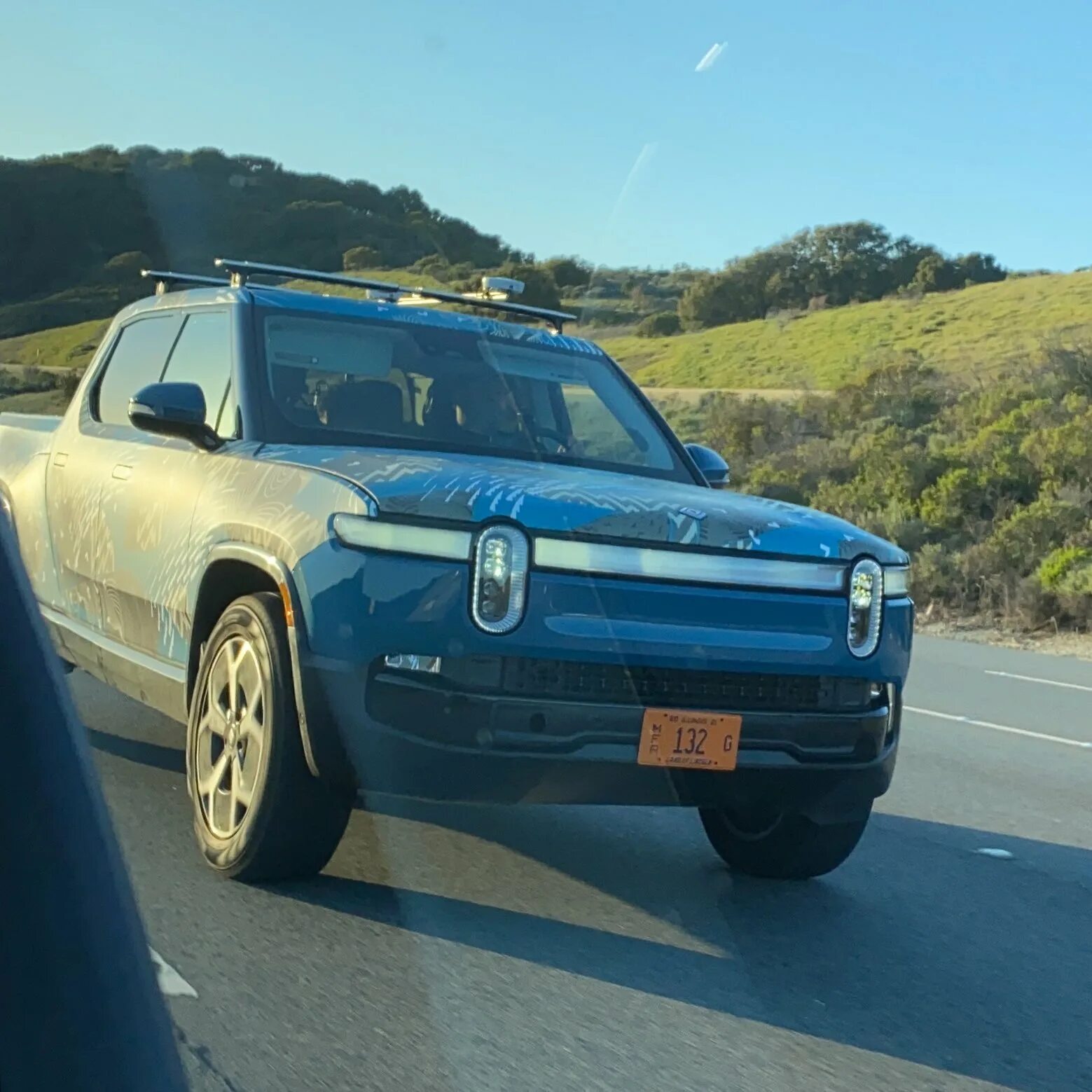 Rivian r3. Rivian r1c. rivian r1t. rivian авто сша. rivian r1t фото.