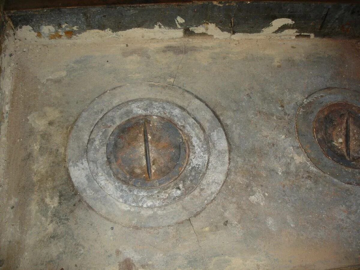 Как прокалить чугунную плиту. Как прокалить чугунную плиту. Сковорода на открытом огне. Прокалить сковороду. Чугунные плиты для кирпичных печей 730 на 430.