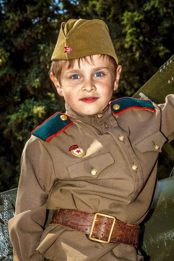 Михаль челбин. Мальчишки в военной форме. Мальчик в солдатской форме. Дети в военной форме. Мальчик в форме фото.