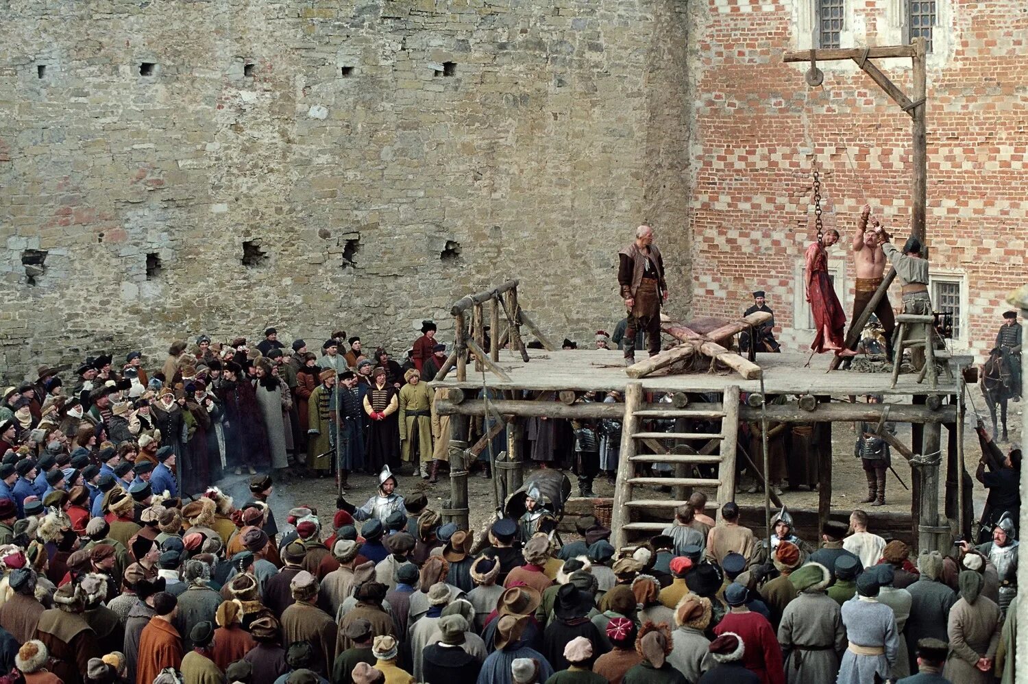 кадры из фильма контрибуция. казнь капитана миронова в капитанской дочке. сцены расстрела. сцены расстрела. марго робби в фильме французская сюита.