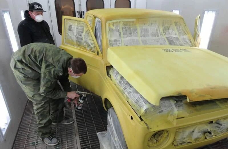 машина в пленке. краска заводская на ваз 2112. бюджетная покраска авто. покраска авто монтаной. покраска авто.