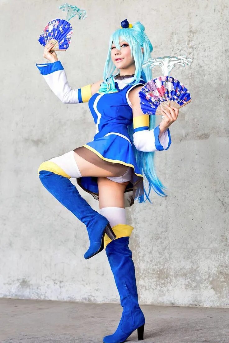 Aqua cosplay. Косплеер Аква коносуба. Aqua Konosuba Cosplay. Виз коносуба косплей. Коносуба косплей богиня.