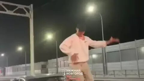 На 18-летнего нижегородца составили протоколы за танцы на капоте машины