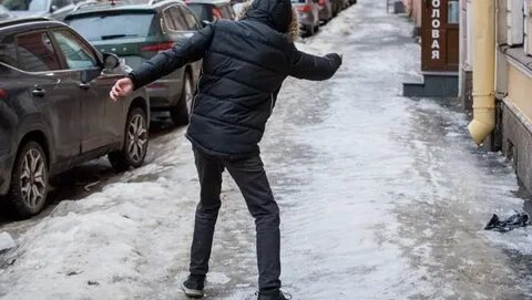 Лед на тротуаре