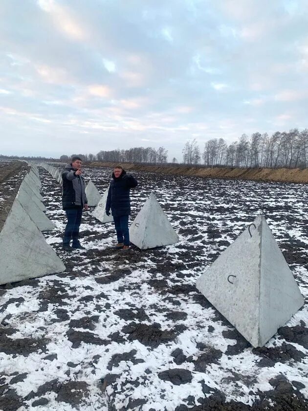 Почему не укреплена курская граница. Противотанковые заграждения надолбы. Белгород на карте граница с украиной. Начало строительства. Зубы дракона противотанковые линия суровикина.