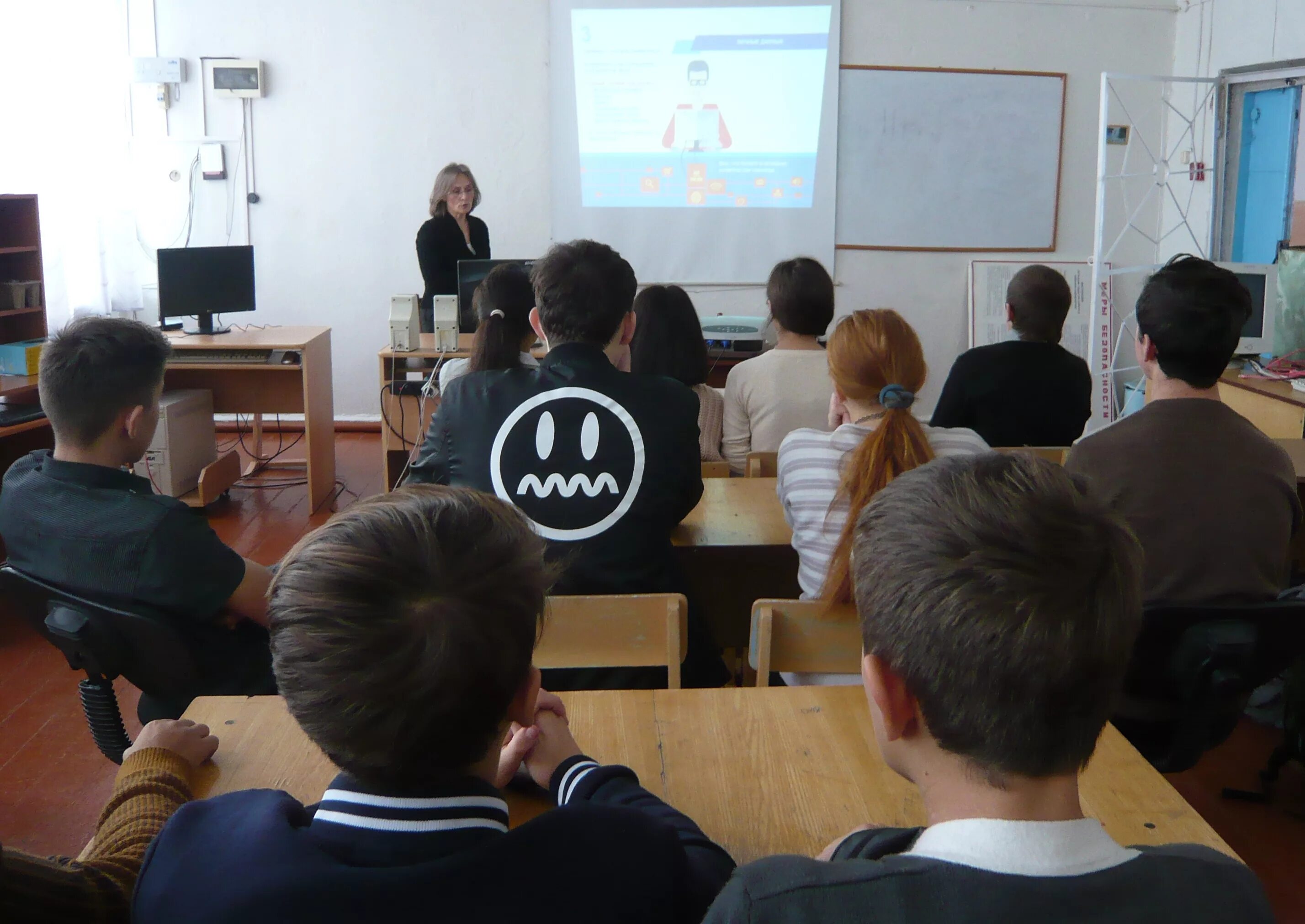 страница вк мбоу изюмовская сош. государственные сервисы. сертификат единый урок безопасности в сети интернет. единый урок курсы. единый урок безопасности в сети.