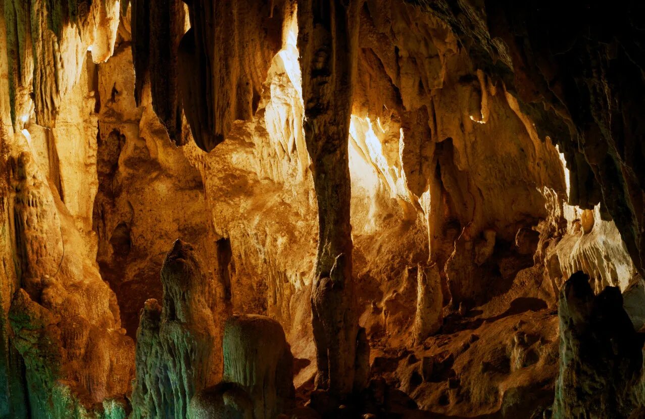 Замкнутые пещеры. Китай пещеры гуанси. Ворота в пещере. Найти песню в пещере. Пер гюнт в пещере горного.