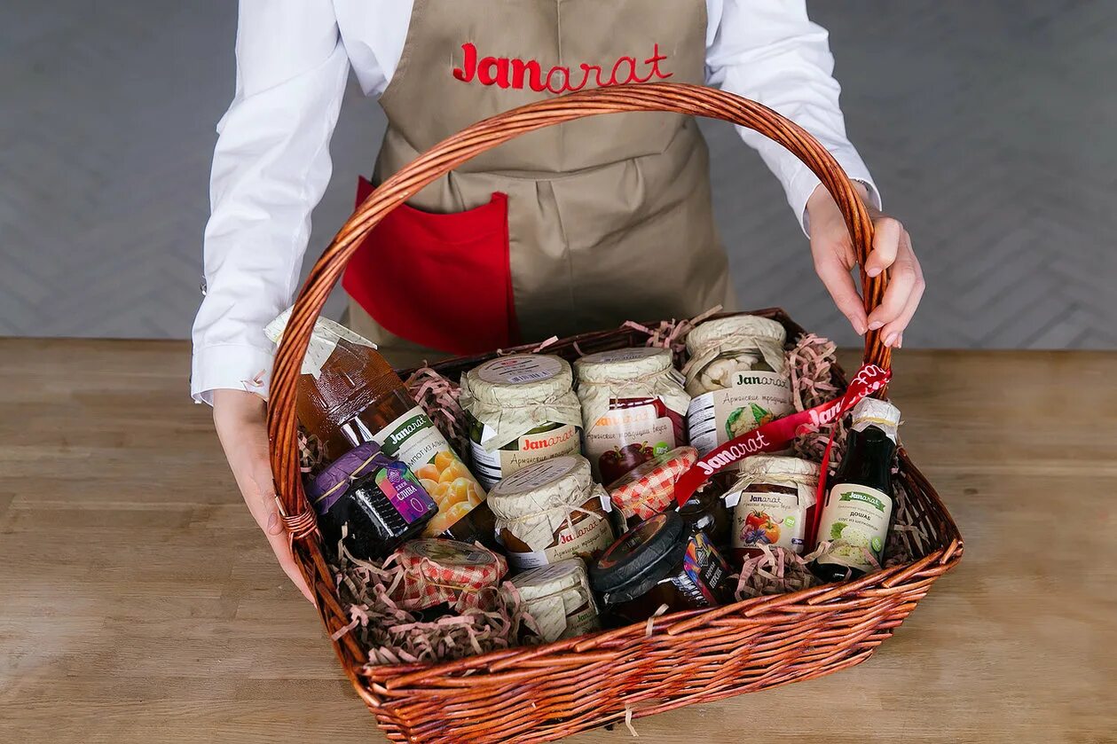 Армянские вина и коньяки. Коньяк саят нова 7 лет мар. Корзина из армянских продуктов. Армянские подарки мужчине на день рождения. Ассорти армянских сухофруктов.