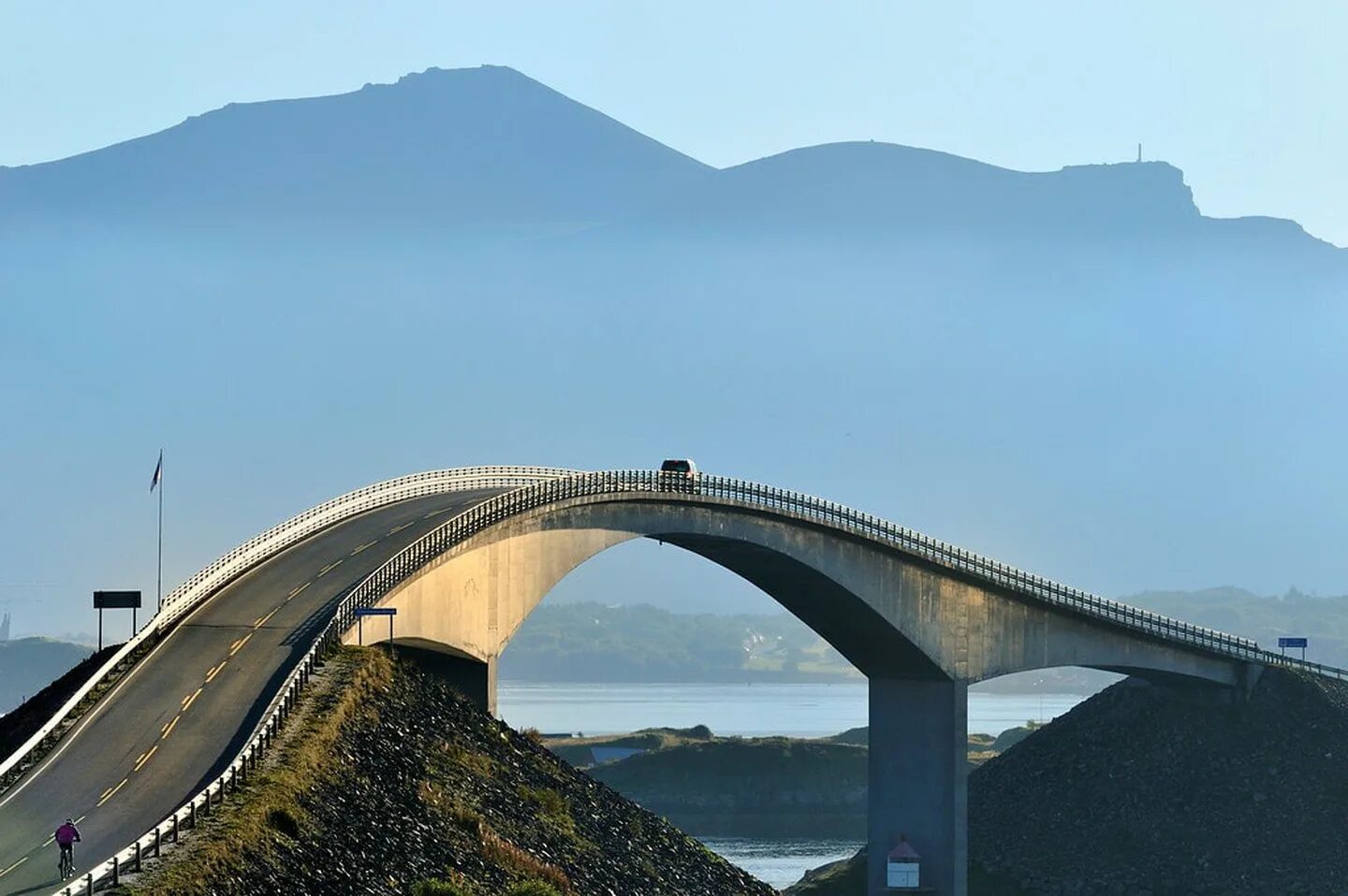 Мост в никуда. Мост Storseisundet, Норвегия. Мост Storseisundet Bridge в Норвегии. Storsizandeckij most norwegija. 3. Сторсезандетский мост в Норвегии.