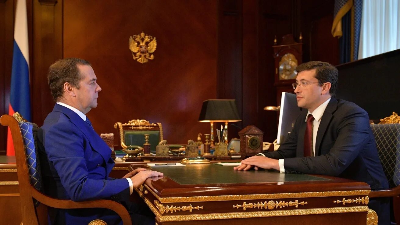 Переговоры медведева. Встречи Медведева Дмитрия. Медведев встретился с рабочими.