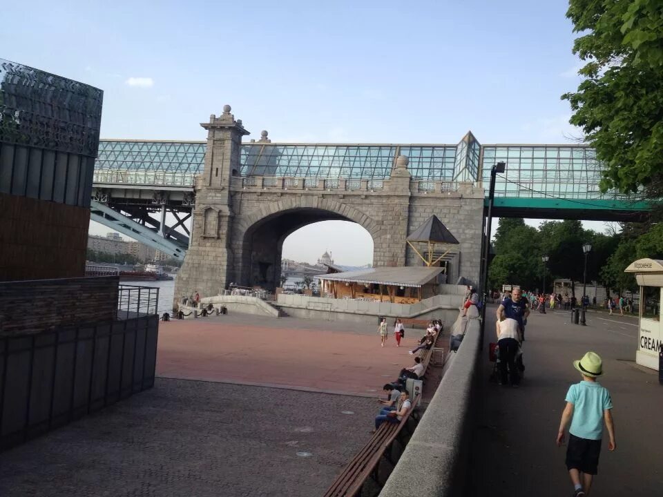 Пешеходный мост в парке горького
