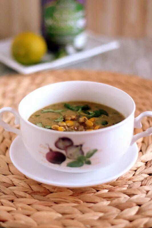 Суп пюре из зеленой чечевицы. Суп пюре из чечевицы. Чечевичный крем суп. Суп пюре из чечевицы. Чечевичное пюре из зеленой.