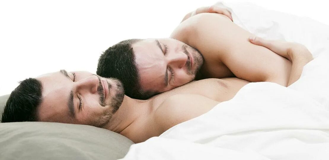Парни лежат в обнимку. Парни спят в обнимку. Парни обнимаются в постели. Спать в обнимку с мужчиной.