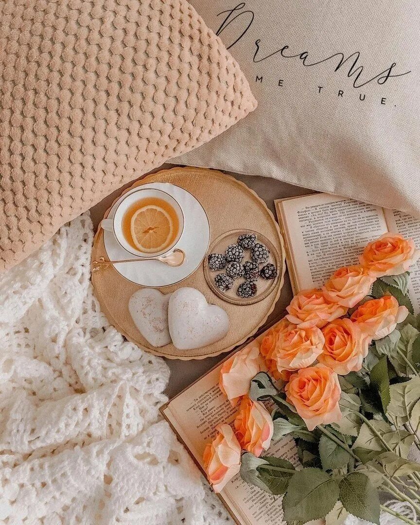 Нежные цветы и завтрак. Утреннее вдохновение. Красивое утро эстетика. Утреннего вдохновения. Утренняя красота.